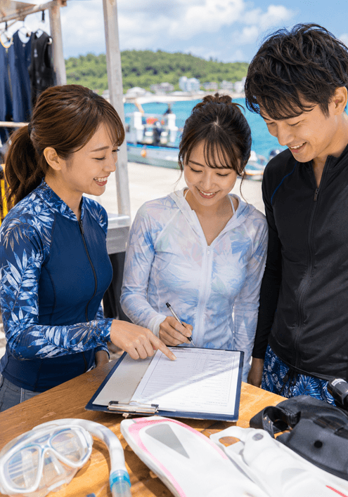 ダイビングやシュノーケリング参加前の健康状態と参加条件を確認する様子